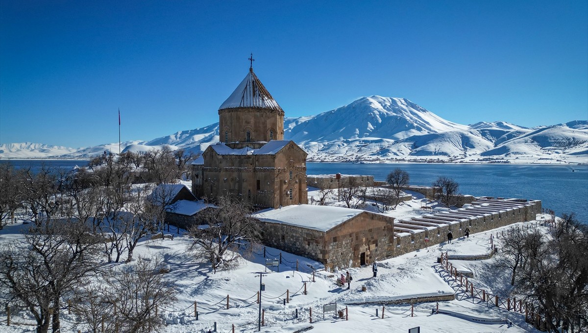 Beyaza bürünen Akdamar Adası ziyaretçilerini ağırlıyor