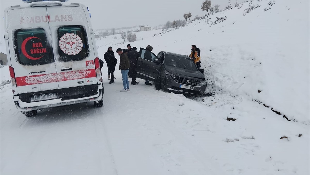 Bingöl'de kara saplanan SUV tipi aracın sürücüsü yaralandı