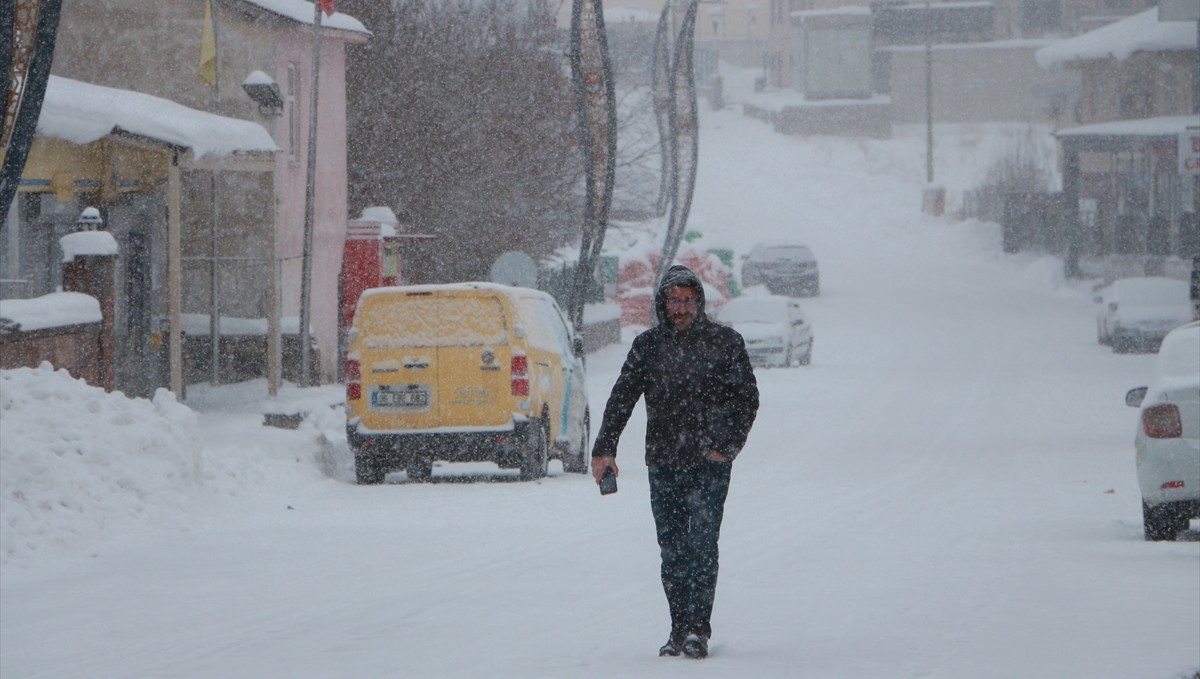 Karlıova'da kar yağışı etkili oluyor