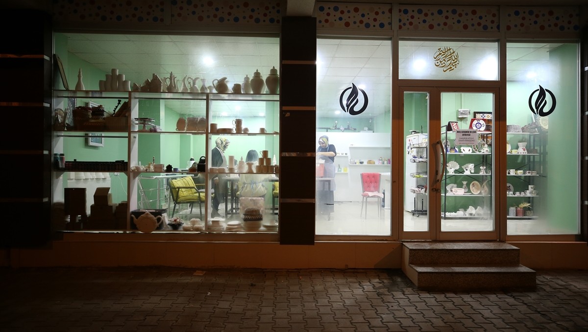 Bir yılda iki kanseri yenen kadın, çini ve seramik atölyesiyle hayata tutundu