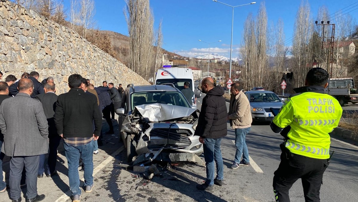 Bitlis'te 3 aracın karıştığı kazada 4 kişi yaralandı