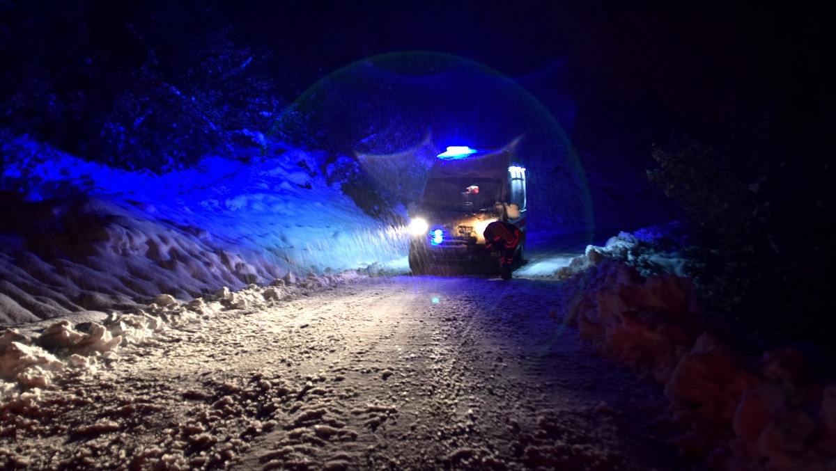 Bitlis'te ekipler yolu kardan kapanan köydeki hasta bebek için seferber oldu