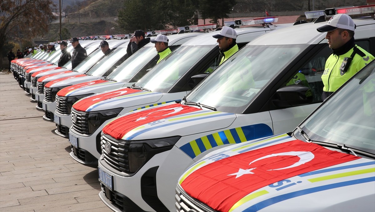 Bitlis'te emniyet ve jandarmaya tahsis edilen 86 araç törenle hizmete alındı