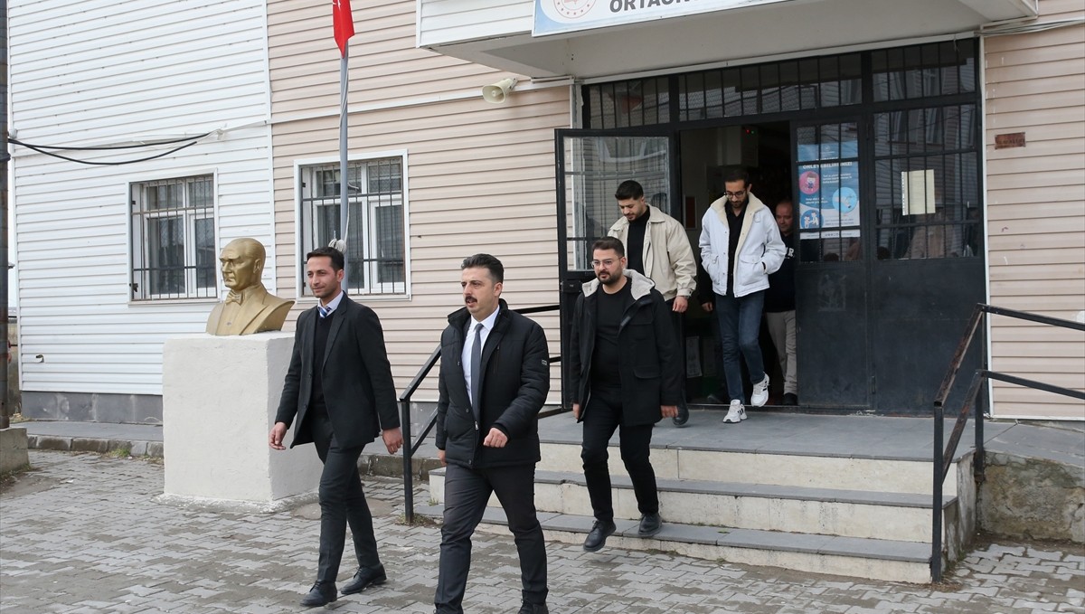 Bitlis'te gönüllü öğretmenler, kapı kapı dolaşarak 20 öğrenciyi okula kazandırdı