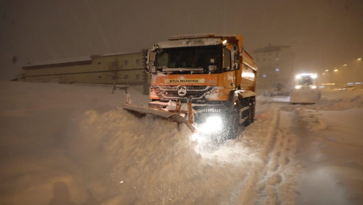 Bitlis'te kar nedeniyle bazı yollar ağır vasıtalara kapatıldı