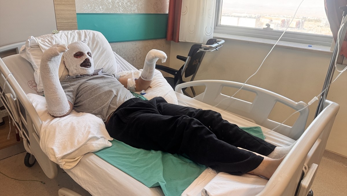 Çay demlerken gaz kaçağını fark edemeyen işitme engelli gencin vücudunun yüzde 26