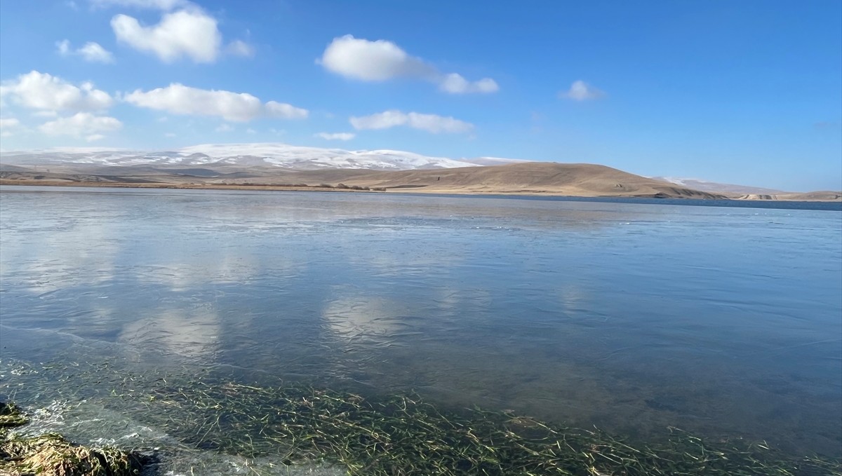 Çıldır Gölü'nün yüzeyi donmaya başladı