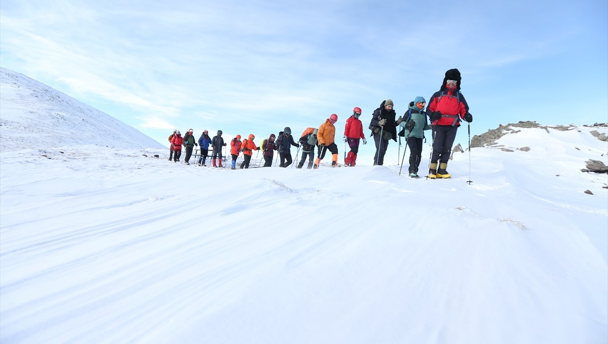 Dağcılar Sarıkamış şehitlerini şehadete yürüdükleri zirvede her yıl anıyor