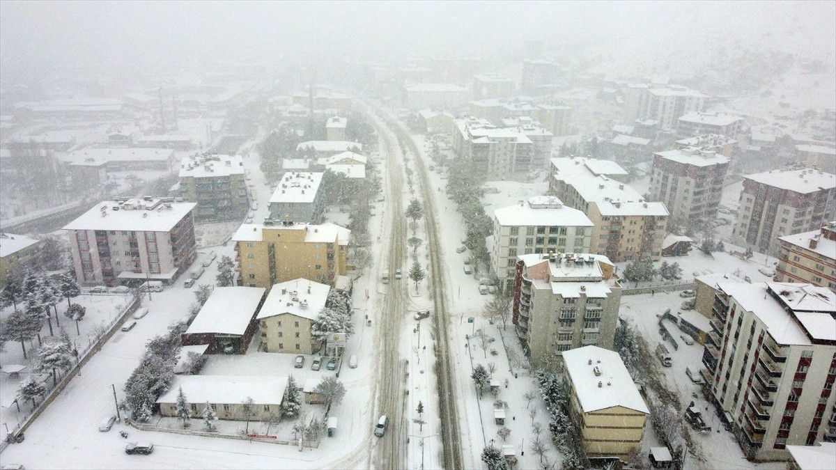 Darende'de kar yağışı etkili oluyor