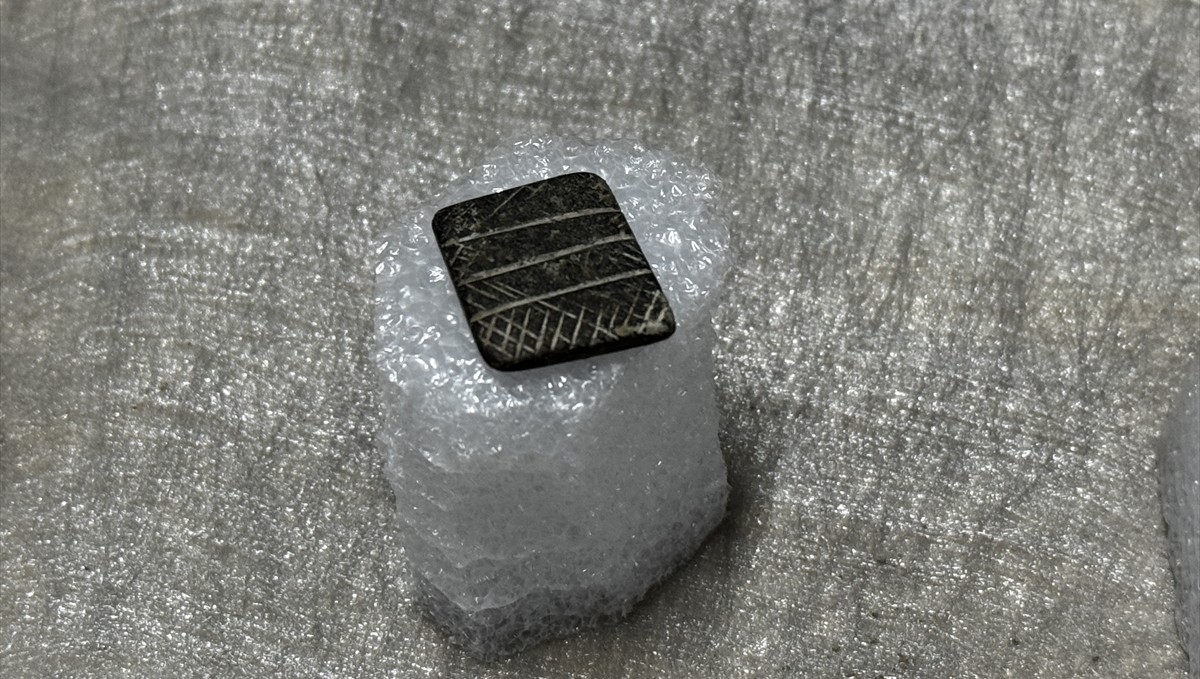 Elazığ'da 7 bin 500 yıllık olduğu değerlendirilen taş mühür gün yüzüne çıkarıldı