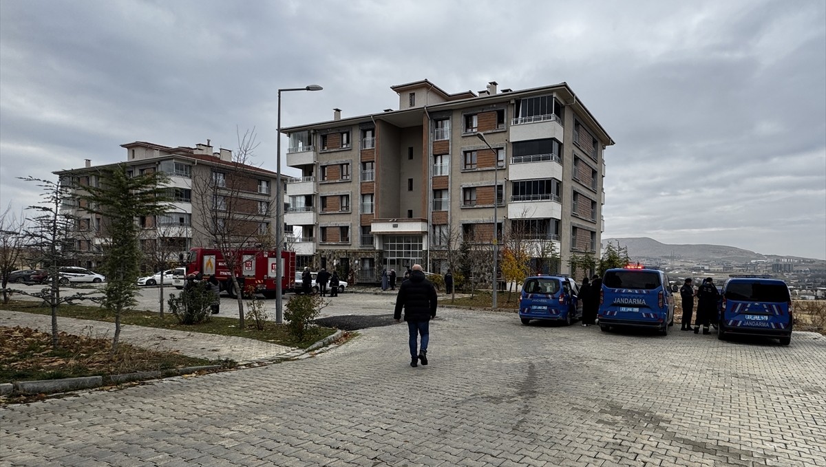 Elazığ'da apartman dairesinde çıkan yangında 9 kişi dumandan etkilendi