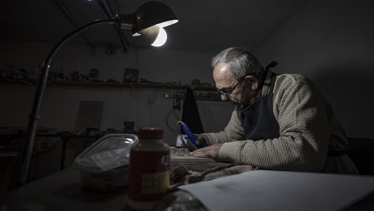 Emekli hekim Oltu taşı tozuyla ahşap oymacılığına yeni bir soluk getiriyor