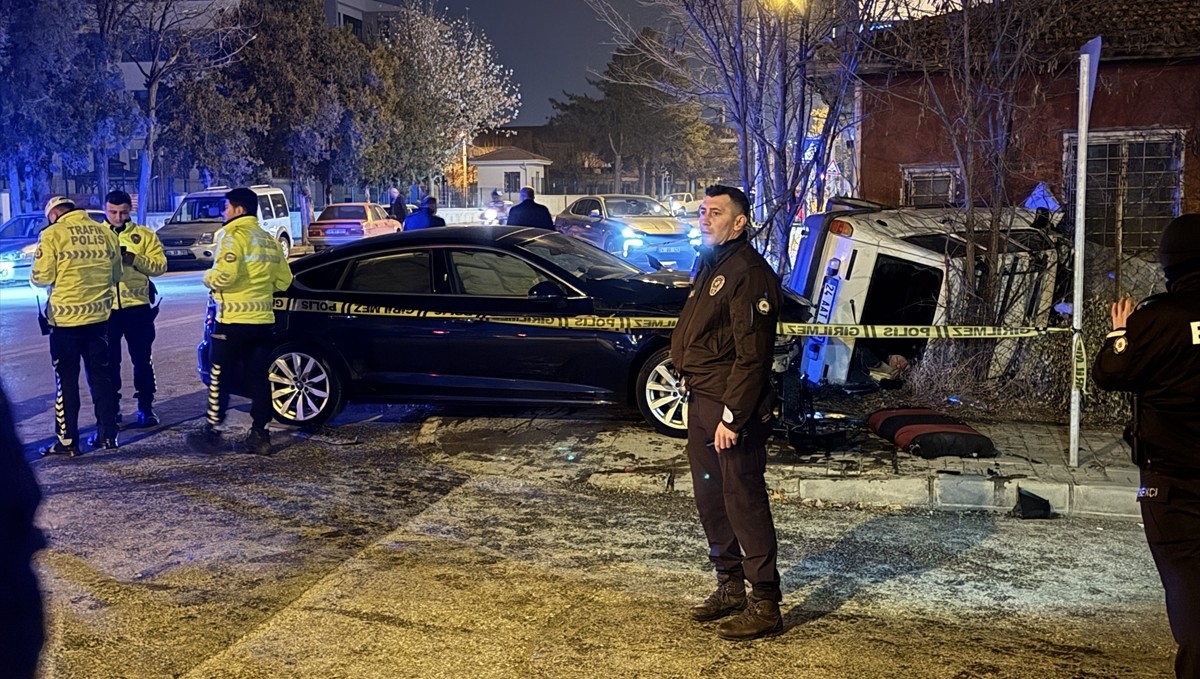 Erzincan'da iki otomobilin çarpışması sonucu 5 kişi yaralandı