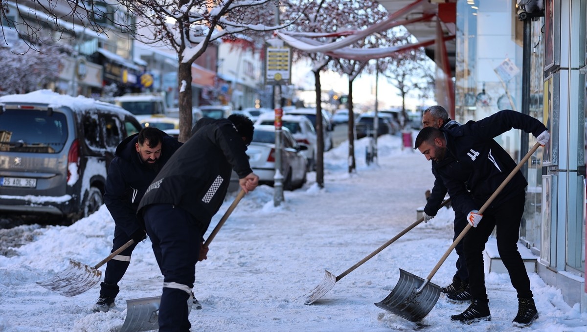 Erzurum Büyükşehir Belediyesinin kar timleri mücadeleye başladı
