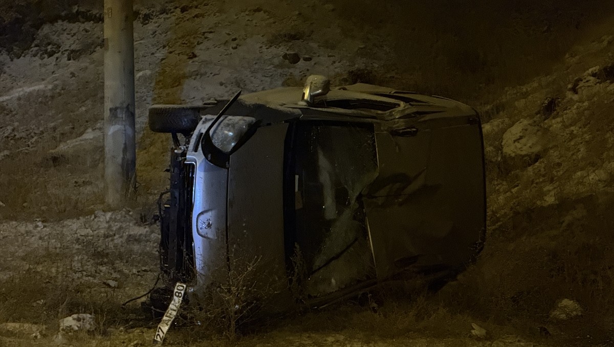 Erzurum'da kayganlaşan yolda devrilen otomobilin sürücüsü yaralandı