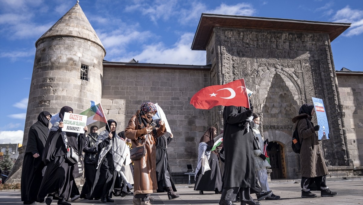 Erzurum'da sağlık çalışanları 109 haftadır Gazze için "sessiz yürüyüş"lerini sürdürüyor