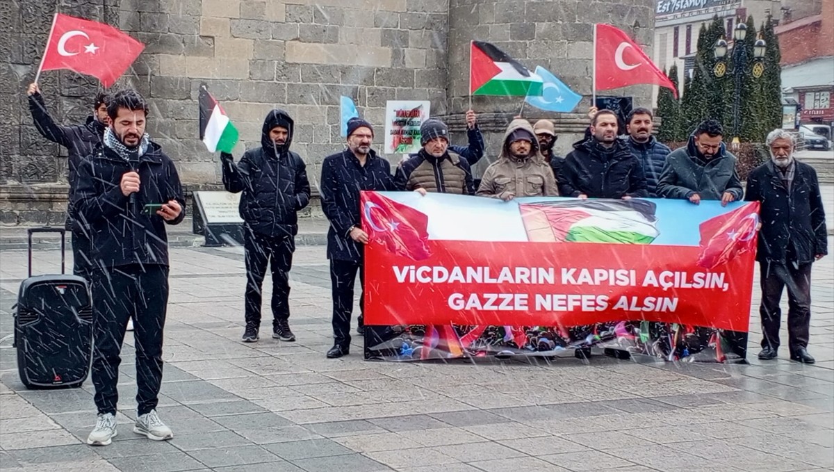Erzurum'da sağlık çalışanları Gazze için sessiz yürüyüşlerini 111. haftada kar yağışı altında yaptı