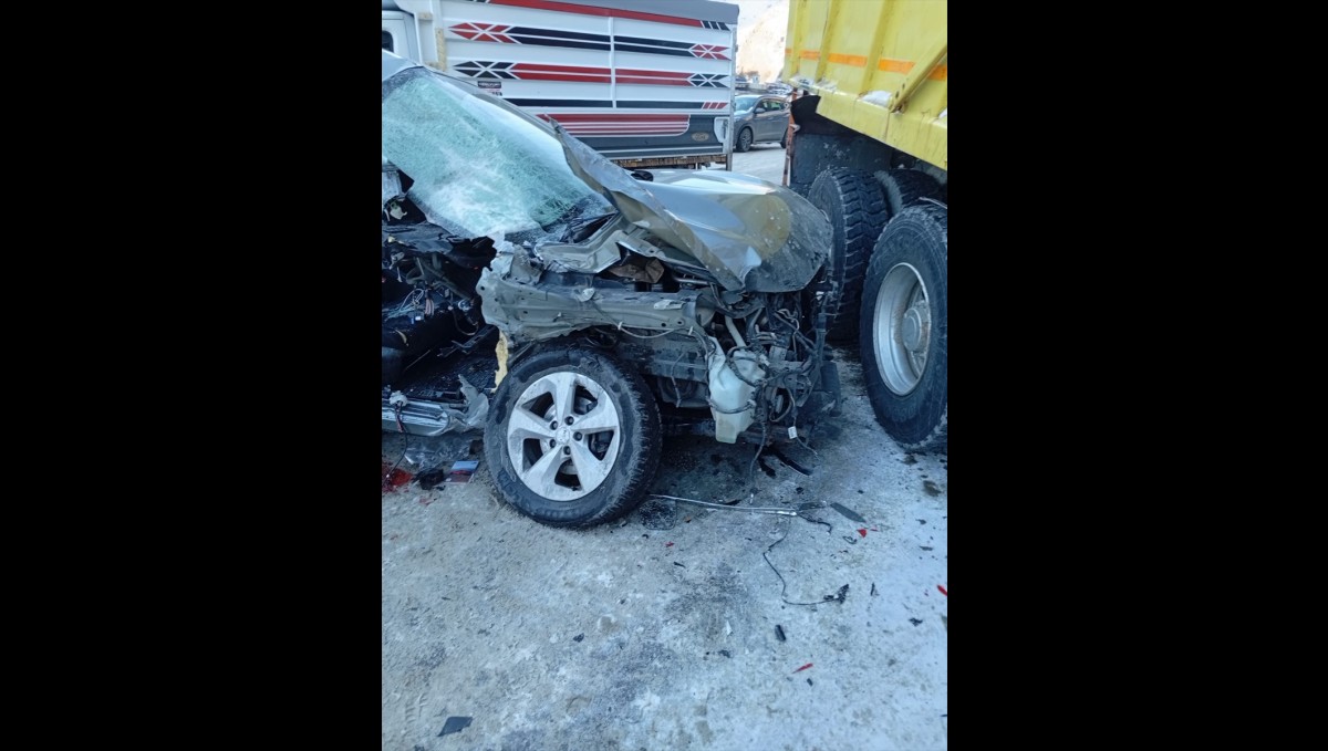 Erzurum'da tır ile SUV tipi aracın çarpıştığı kazada 6 kişi yaralandı