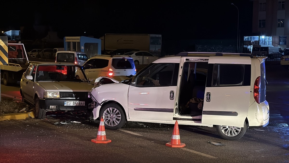 Erzurum'da zincirleme trafik kazasında 2 kişi yaralandı