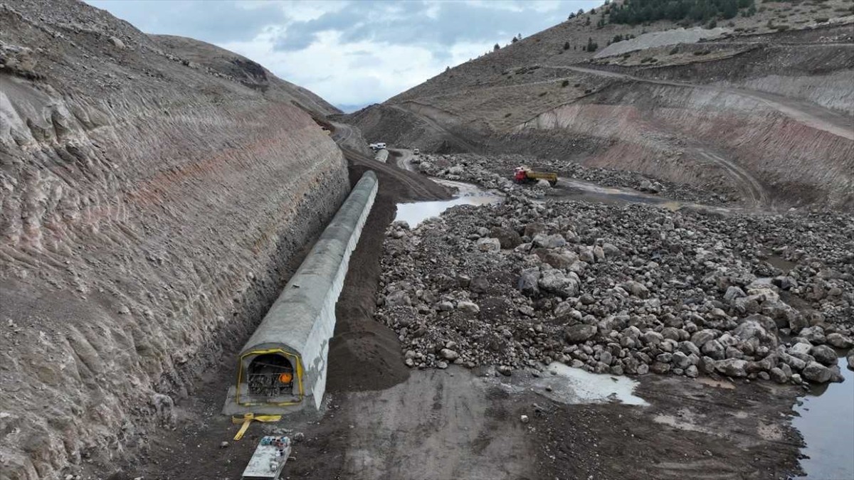 Erzurum'daki Doruklu Barajı'nda yol kazıları ile sahil sıyırma imalatı tamamlandı