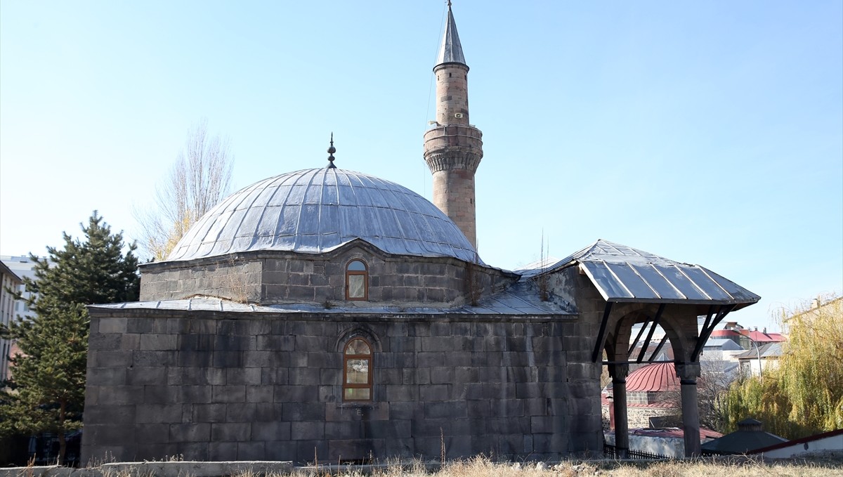 Erzurum'daki tarihi Şeyhler Camisi minaresindeki güneş saatiyle dikkati çekiyor