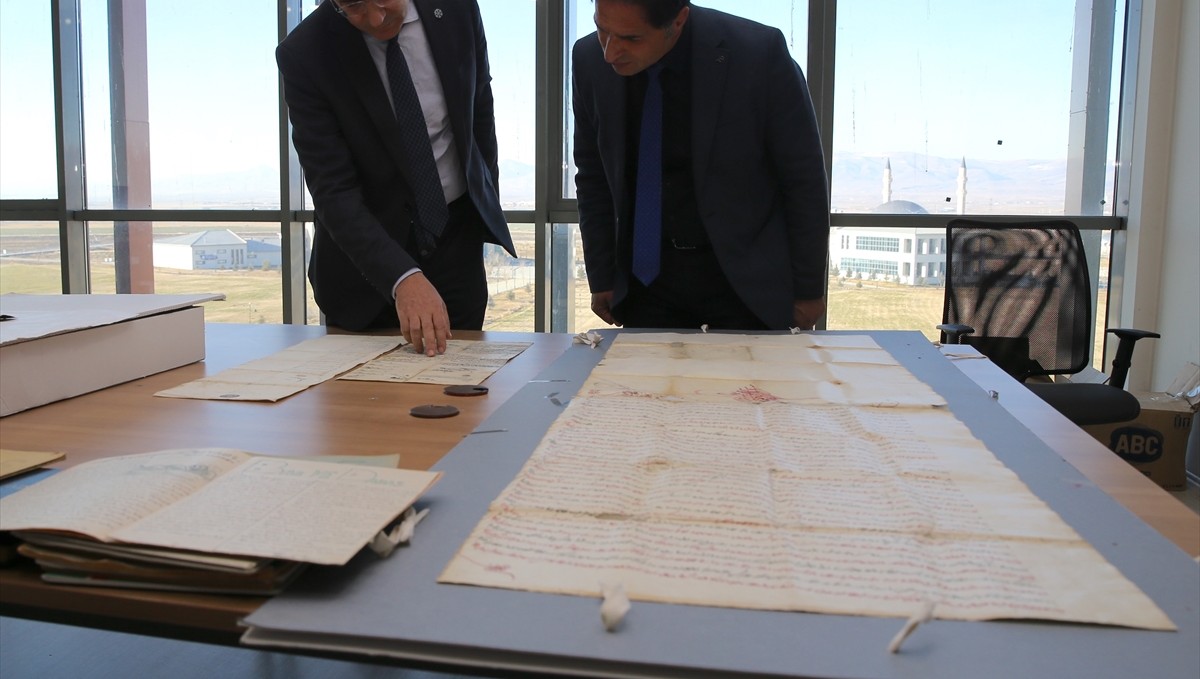Erzurum'un restore edilip dijitale aktarılan tarihi belgeleri araştırmacılara açılıyor