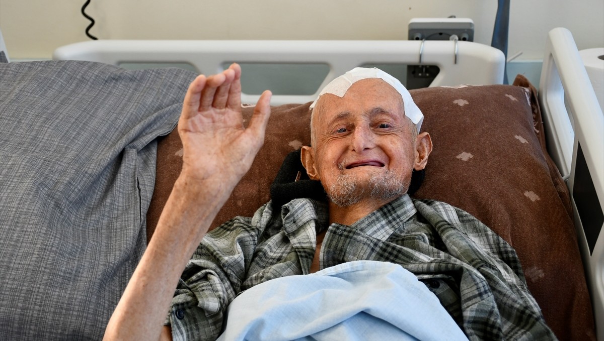 Felç geçirmesine neden olan tümörden 4 saatlik ameliyatla kurtuldu