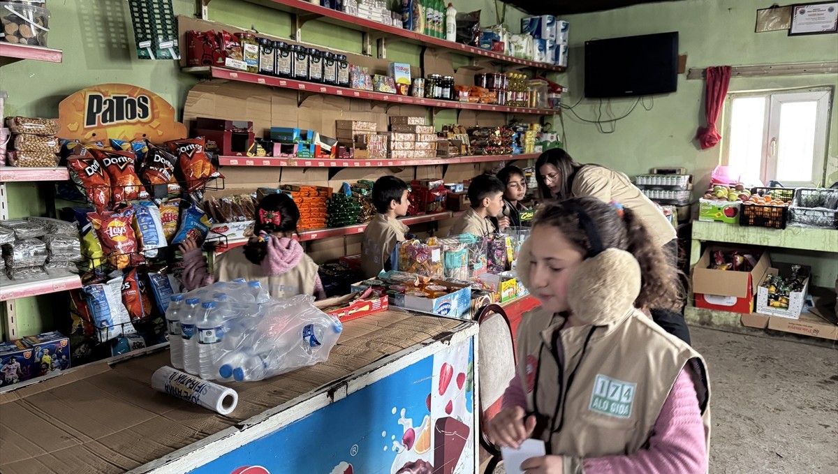 Gıda okuryazarlığı eğitimi alan çocuklar ekiplerle bakkal denetimine çıkıyor