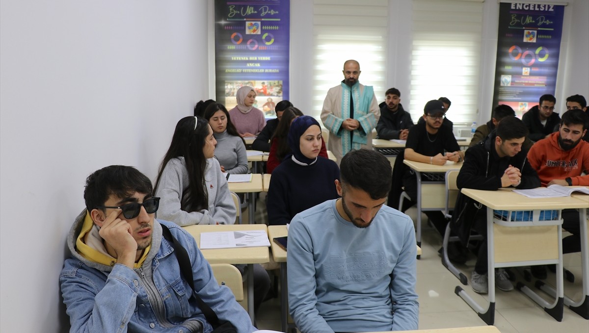 Görme engelli üniversite öğrencisi resimlerle hayatını renklendiriyor