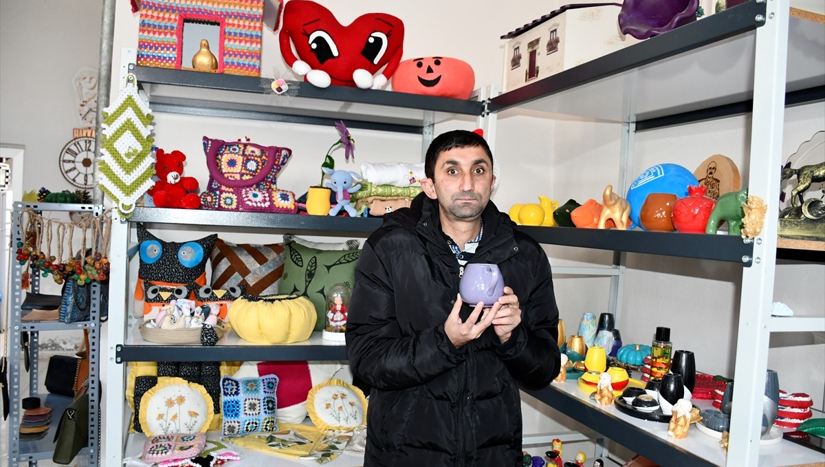 Hakkari'de engelliler katıldıkları kurslarda yaptıkları ürünlerle engellerini aşıyor