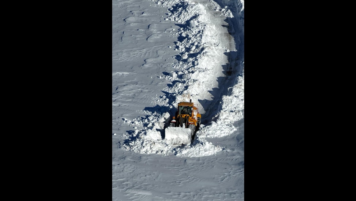 Hakkari'de kardan kapanan üs bölgesinin yolu açıldı
