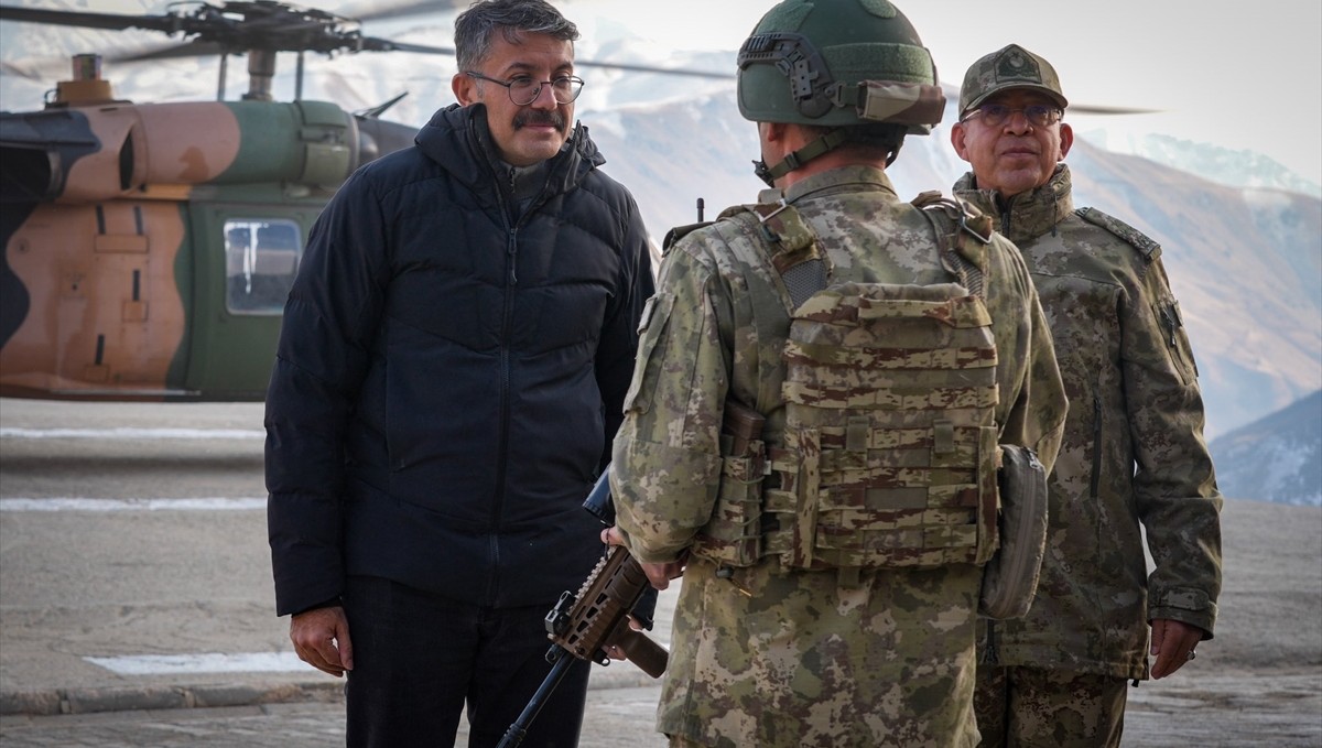 Hakkari Valisi Çelik ve 2. Ordu Komutanı Korgeneral Topaloğlu askeri birlikleri ziyaret etti