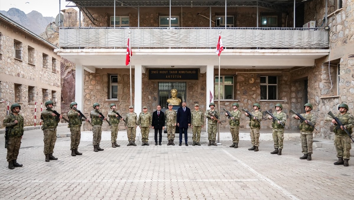Hakkari Valisi Çelik ve 2. Ordu Komutanı Korgeneral Topaloğlu, Şemdinli'de ziyaretlerde bulundu