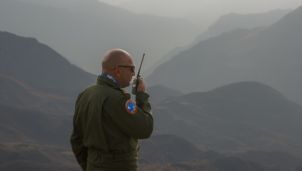 Hakkarili öğretmen pilot, paraşüt tutkunlarına gökyüzünün kapılarını aralıyor