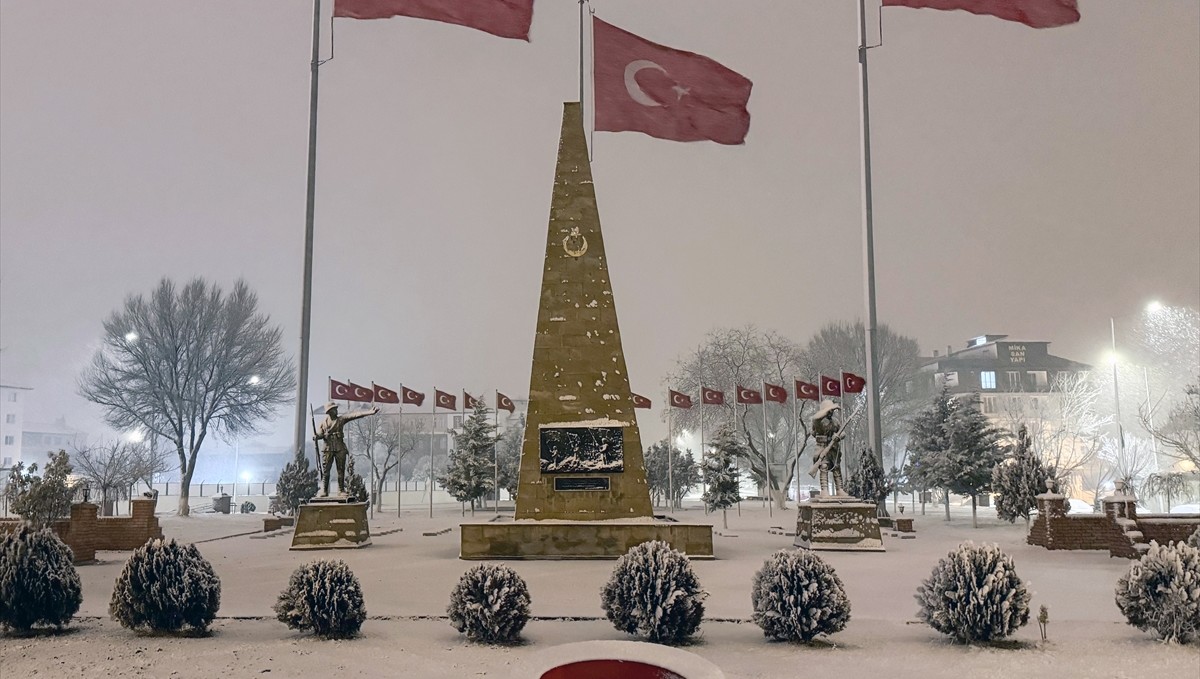 Iğdır'a mevsimin ilk karı düştü