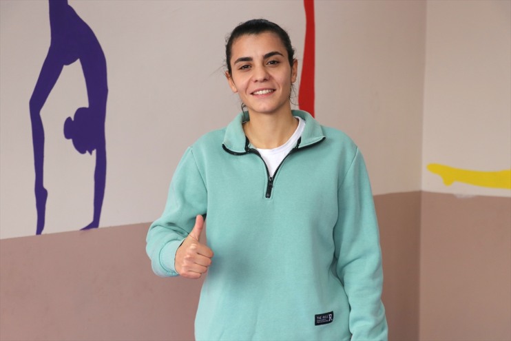 Kader öğretmen Ağrı'da kız öğrencilere okulda rehberlik sahada kaptanlık yapıyor