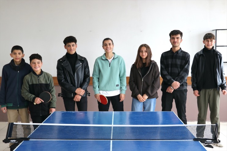 kız Kader okulda öğrencilere sahada Ağrı