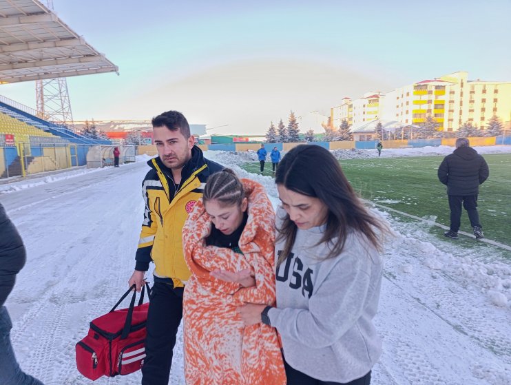 Kar ve soğuğa rağmen Ağrı Kadın Futbol Takımı