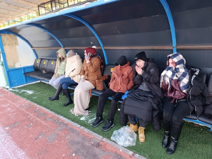 Kar ve soğuğa rağmen Ağrı Kadın Futbol Takımı