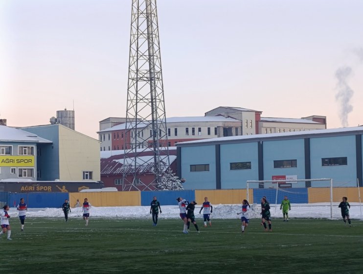 Kar ve soğuğa rağmen Ağrı Kadın Futbol Takımı
