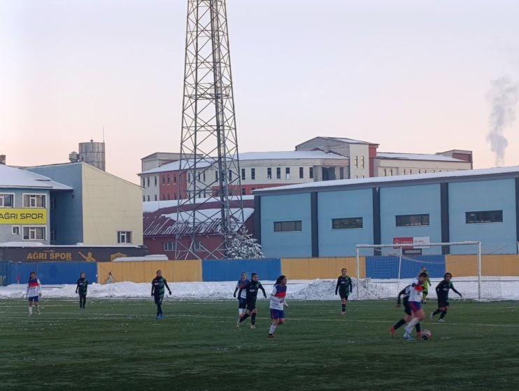 Kar ve soğuğa rağmen Ağrı Kadın Futbol Takımı