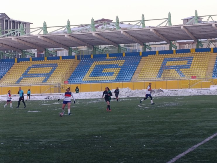 Kar ve soğuğa rağmen Ağrı Kadın Futbol Takımı