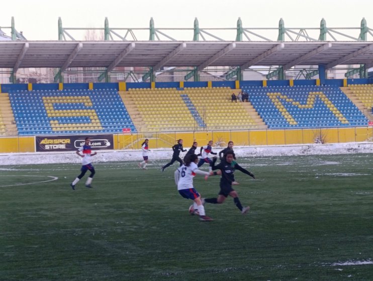 Kar ve soğuğa rağmen Ağrı Kadın Futbol Takımı