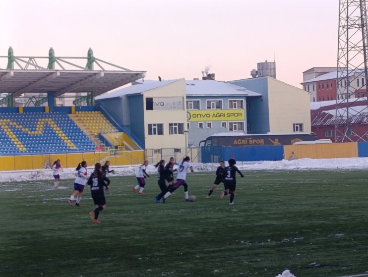 Kar ve soğuğa rağmen Ağrı Kadın Futbol Takımı