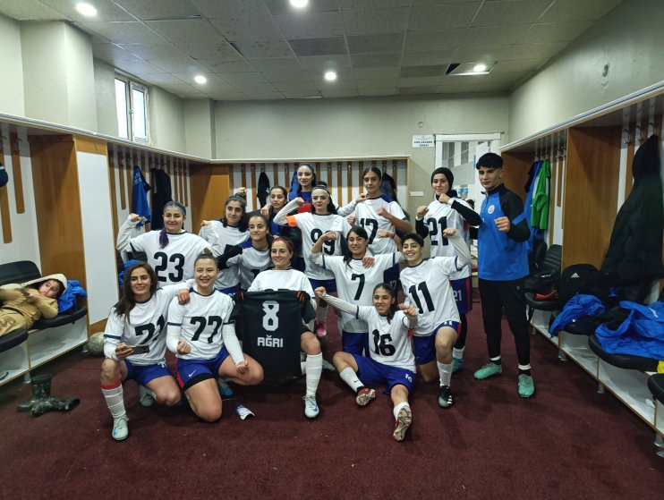 Kar ve soğuğa rağmen Ağrı Kadın Futbol Takımı