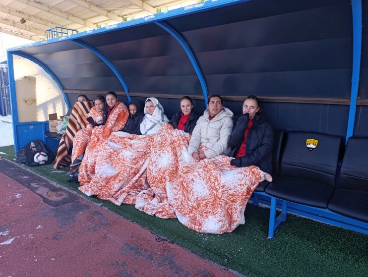 Kar ve soğuğa rağmen Ağrı Kadın Futbol Takımı