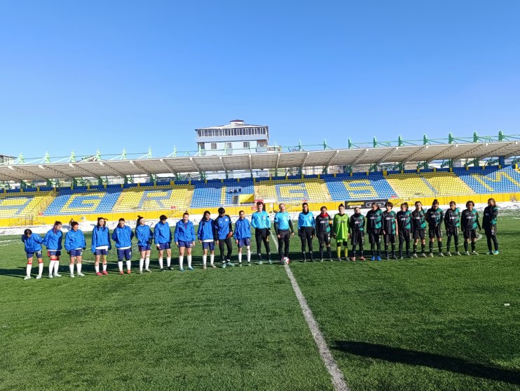Kar ve soğuğa rağmen Ağrı Kadın Futbol Takımı