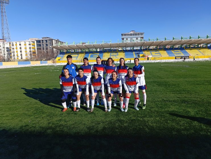Kar ve soğuğa rağmen Ağrı Kadın Futbol Takımı