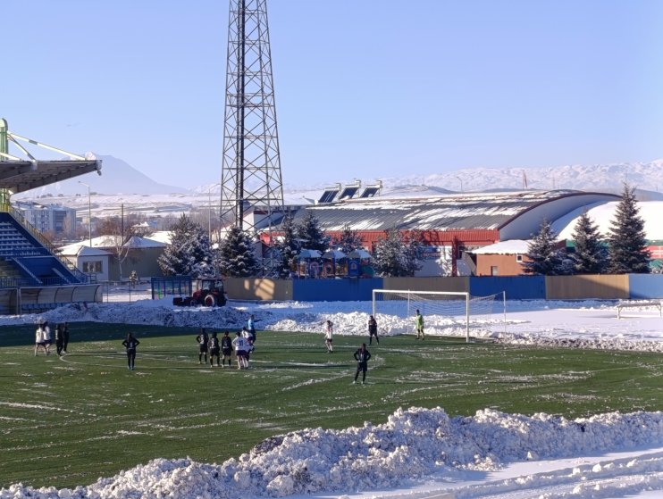 Kar ve soğuğa rağmen Ağrı Kadın Futbol Takımı