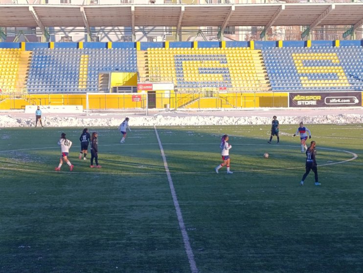 Kar ve soğuğa rağmen Ağrı Kadın Futbol Takımı